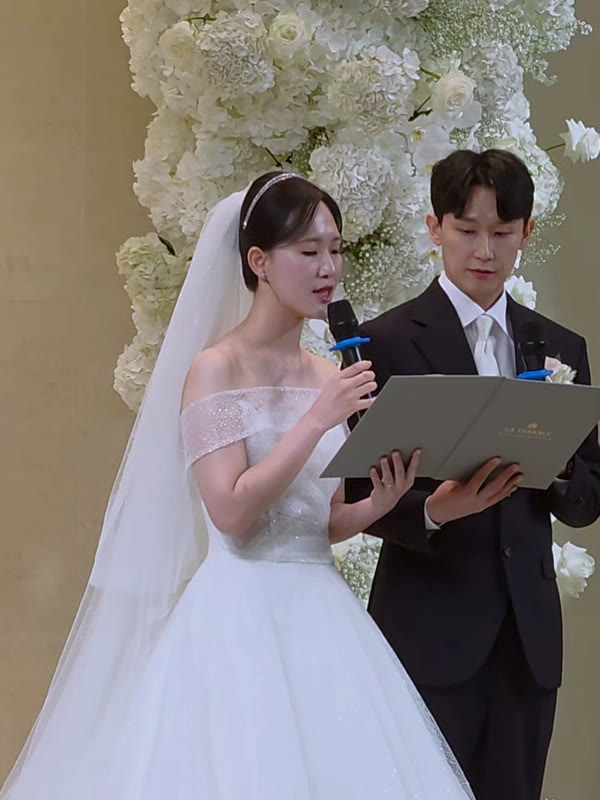 같은 순간을 옆자리 하객이 가까이 찍은 장면